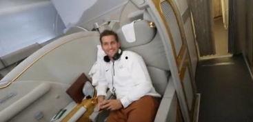 首富坐经济舱吃瓜群众视频,经济舱与吃瓜群众同框，展现低调风范