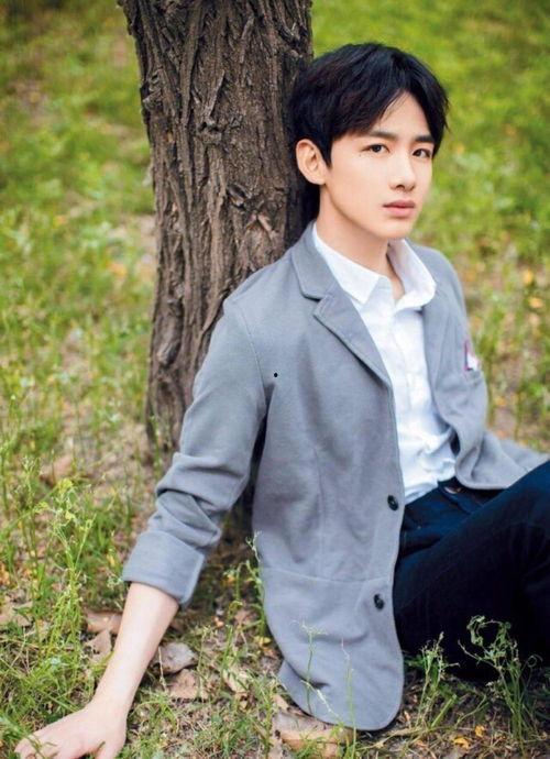 白敬亭宋轶台下吃瓜群众,粉丝纷纷围观