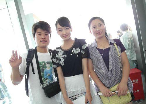 吃瓜群众拍照背景,背景故事大揭秘