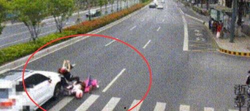 吃瓜群众被车撞,一场意外的悲剧